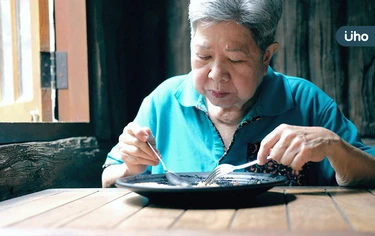 吞嚥困難恐致肺炎！專家揭2成患者「靜默吸入」難察覺：不一定會嗆咳