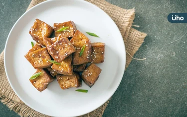有食譜》穀雨養生首重「祛溼利水」！2步驟做「茶香豆乾」飽含湯汁