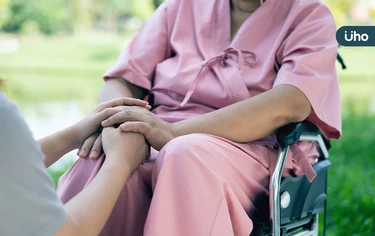 「母親不記得我的生日了⋯」他照顧失智母親學會體諒：忘記不代表不愛