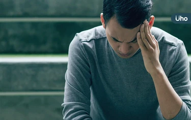 股災一片綠油油，焦慮睡不著怎麼辦？中醫建議按摩「3穴位」速解壓