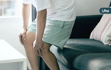 雙腳麻木又無力，小心脊椎狹窄！醫：長輩走路「呈1姿勢」快就醫