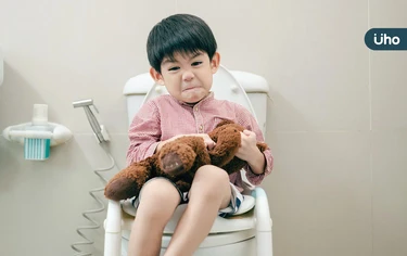 兒童便秘怎麼辦？兒科醫揭「3大關鍵期」：飯後蹲馬桶●●分鐘助改善