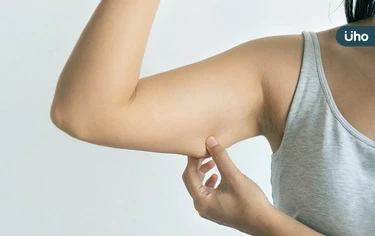 「簡單伸展」就能擺脫蝴蝶袖！5個必學「瑜珈動作」消除手臂贅肉