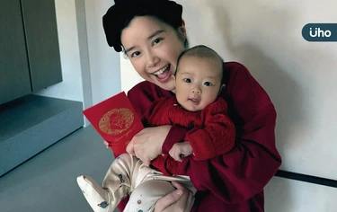新手媽媽李佳穎難逃「媽媽手」！產後「正確抱寶寶3招」防肌腱炎上身
