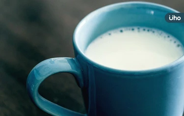 牛奶加熱「表面浮一層皮膜」可以吃嗎？教你「加1物」減少奶皮產生