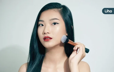 粉底液該怎麼挑，才能提高遮瑕力？彩妝師授「6觀念」讓毛孔瞬間隱形