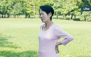 6旬婦脊椎狹窄，腰痛又腿麻！醫揭3類人是高危險群：避免常搬重物