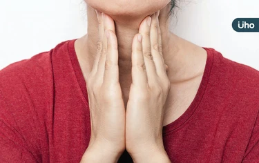 氣管被擠歪一邊！7旬婦吞嚥困難⋯竟長13公分「芭樂大甲狀腺結節」