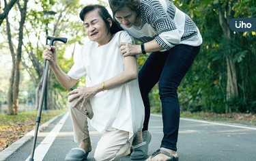 女性、糖友最容易骨質疏鬆！醫揭3警訊：駝背、下背痛、變矮●●公分