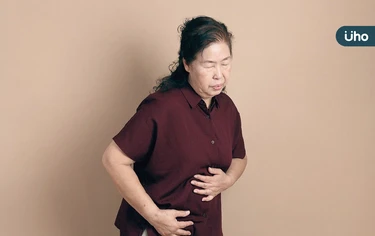 老婦上腹劇痛驚見「24公分巨瘤」！醫揭好發族群：定期健檢是關鍵