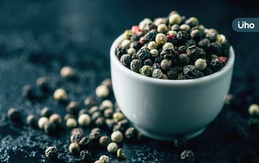 黑胡椒、白胡椒一樣嗎？綠胡椒、紅胡椒又是什麼？1文看懂烹飪時機