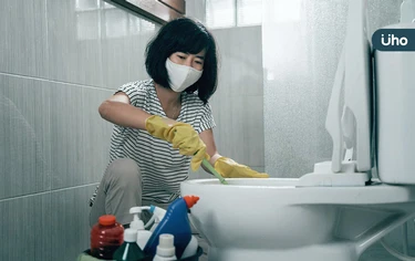 掃廁所「3錯誤」最常犯！衛生紙擦馬桶、水箱倒清潔劑⋯正確清潔這樣做