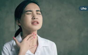 吃藥後喉嚨痛？恐「藥物性食道炎」作祟！醫警吿：吞藥後千萬別做1事