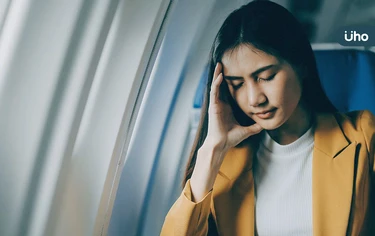 搭飛機耳鳴怎麼辦?如何快速消除耳鳴?嚼口香糖、深呼吸都有效