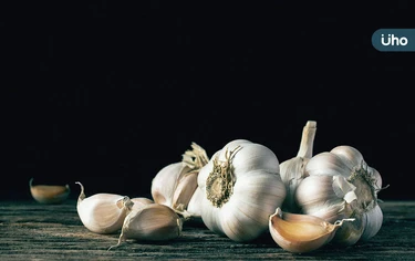 大蒜怎麼挑？該常溫還冷藏保存？簡單3步驟「蒜味雞湯」飯後喝可減脂