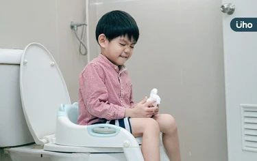 天氣一熱就容易便祕？腹痛、解血便⋯醫揭2種「便祕體質」熱敷緩解