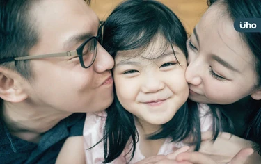 小孩太愛討抱，長大會被寵壞？研究揭「反而越抱越聰明」父母也有好處