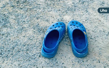 明令禁止「洞洞鞋」穿去學校！美國校園、迪士尼都聲明：恐跌倒致命