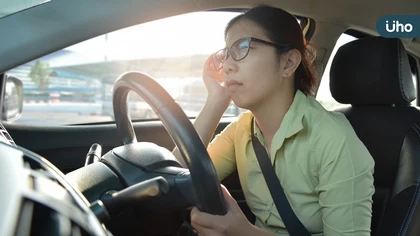 滑手機一久就眼模糊？醫：恐老花提早報到，當心白內障也同時找上門