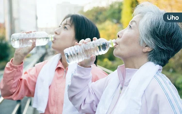炎炎夏日，長輩不愛喝水怎麼辦？家屬必學「1招」防止高齡長者中暑