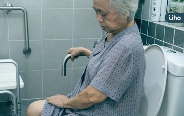 老人尿失禁如何改善？居家照護靠「2神物」正確使用：不再怕漏尿