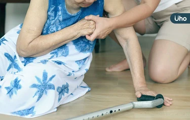 高齡、停經後骨質加速流失！中醫建議「按摩2穴位」預防骨鬆骨折