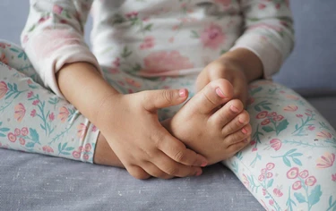孩子喊腳痠、膝蓋痛，是正在長高嗎？物理治療師教「1招」測足弓發育