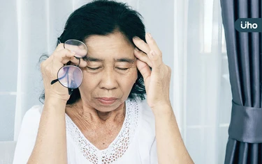 女眼中「電線桿變形」 竟是黃斑部病變惹禍！教你1招看圖自我檢測