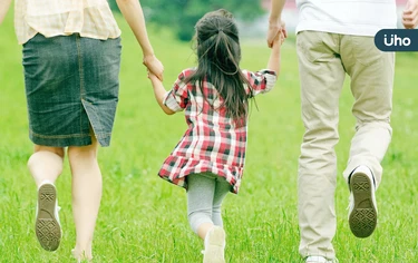 父母恩情是還不完的債？心理學家剖析：別讓「1心態」拉垮親子關係