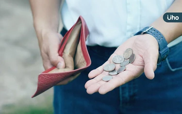 忙著賺錢給孩子最好的教育？窮忙、無殼⋯中年族群面臨「體感貧窮」