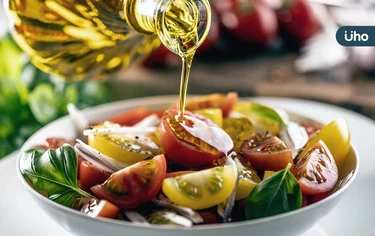 橄欖油、沙拉油⋯食用油過期還能吃嗎？營養師教「3招」避免油品變質