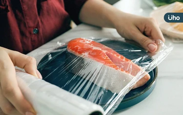 保鮮膜加熱會溶出塑化劑？PE、PVC材質怎麼選？挑選「這種」更耐熱