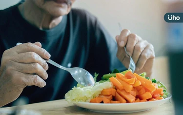 免疫力下降怎麼辦？吃什麼可增強免疫力？營養師列「3大逆齡飲食」