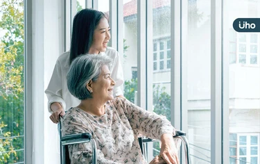 家人突然倒下怎麼辦？長期照顧的4個階段：經歷「這件事」會好很多