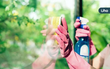 擦玻璃總是有水痕？不留痕跡的窗戶清潔法：選用「這種水」乾淨透亮