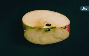 如何防止蘋果切開變黑？泡鹽水還不夠！教你「6招」氣泡水也有用