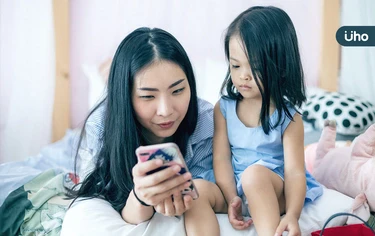 孩子愛滑手機怎麼辦？家長3招提升「心理免疫力」：別只限制用手機