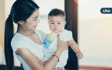 產後虎背熊腰、抱小孩肩頸痠痛？簡單3招「正確抱孩」改善魁武身材