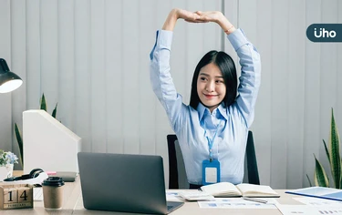 上班族久坐增死亡風險！專家授5招「辦公室運動」：一條毛巾就能做