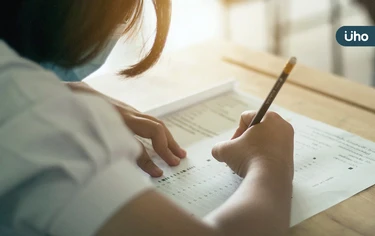 女童英文考99分，竟要求媽媽體罰？心理師：孩子害怕的是「不被喜歡」