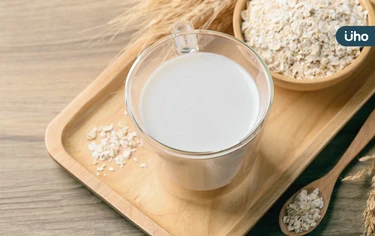 植物奶風潮你喝對了嗎？燕麥奶、堅果奶、椰奶⋯「這1種熱量最高」