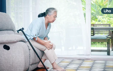 老婦走路無力常跌倒，不一定是骨質疏鬆症！醫揭「1症狀」更有可能