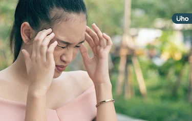 產後頭痛欲裂⋯竟是腦血管痙攣惹禍!醫列併發症風險:恐腦中風、出血
