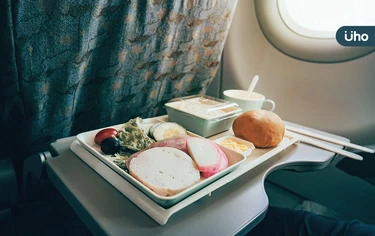 出國搭飛機，就怕暈機又想吐？飛機餐挑選「6大原則」別害身體不舒服