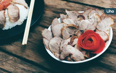 肉片出現「金屬綠光澤」還能吃嗎？食藥署授3招：有「這味道」就丟
