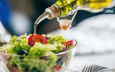 沙拉油用哪一種比較好？日營養專家「1表分析」：選購避開「這成分」