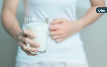 喝牛奶肚子痛怎麼辦？營養師「3妙招」改善狀況：牛奶加熱過再喝