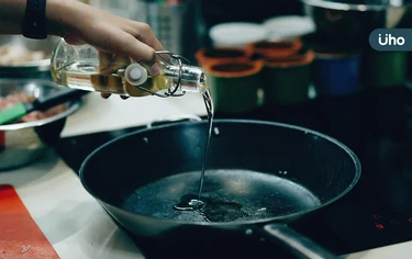 葵花油是精煉油嗎？橄欖油為何營養含量更高？一文看懂油品加工步驟