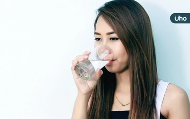 鹽水漱口可以消炎殺菌？醫曝「喉嚨痛正確舒緩法」用1物洗鼻更有效