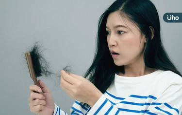 更年期掉髮有救嗎？專家教「2招」拯救熟齡落髮：正確洗頭是關鍵